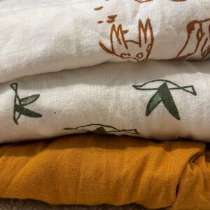 Nestig Mini Crib Organic Cotton Printed Bedding Set - White, Green, and Orange